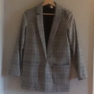 Beautiful black and white oversized blazer!